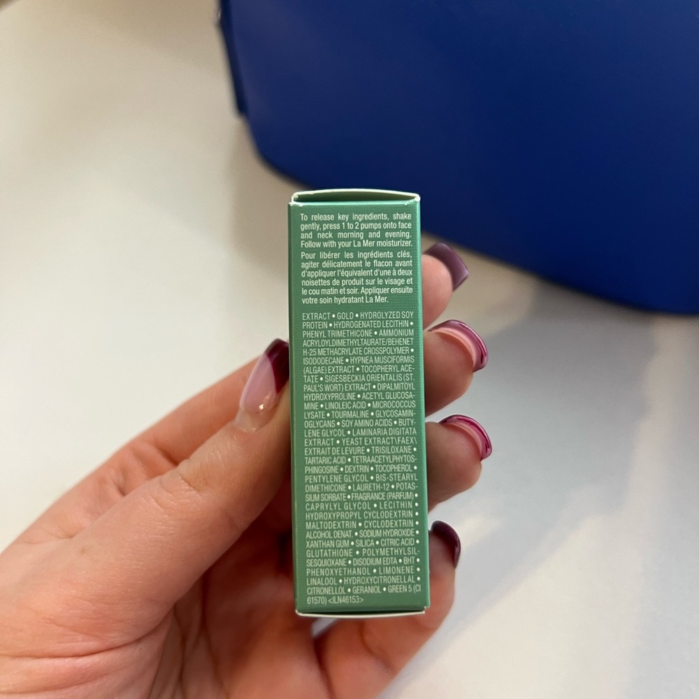 La Mer Vibrant Blue Cosmetic Bag with the La Mer Regenerating Serum Sample - Picture 4 of 9